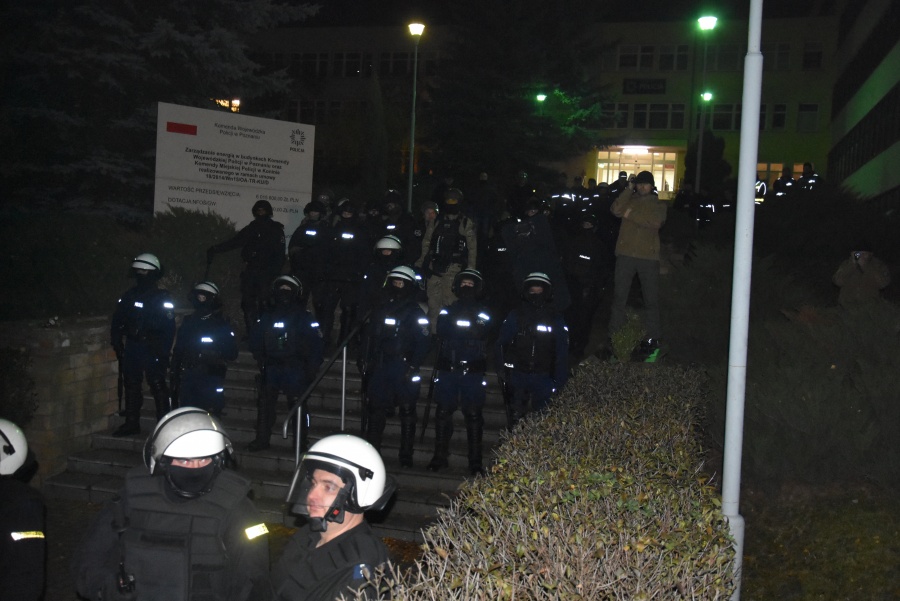 Niespokojnie przed konińską komendą. Policja podjęła zdecydowaną interwencję (AKTUALIZACJA)