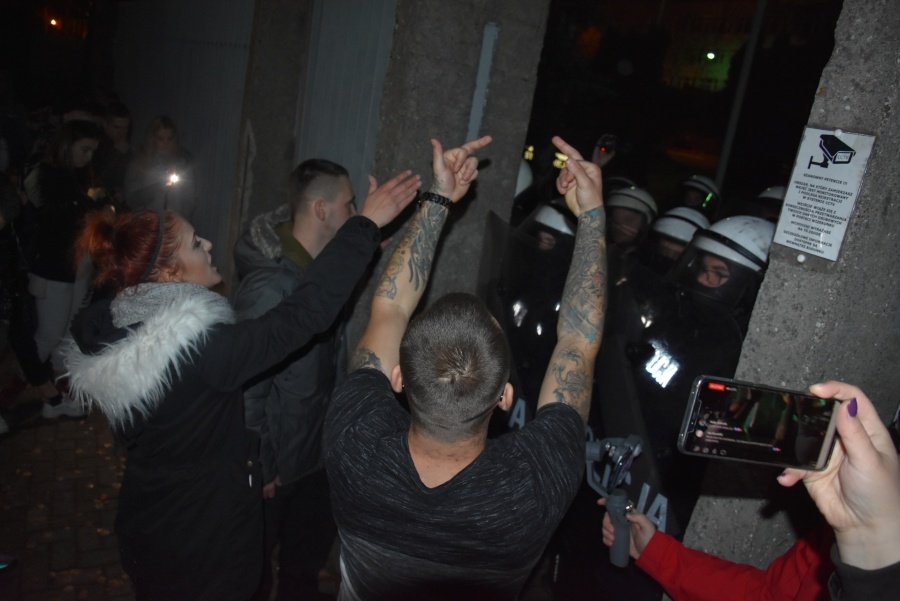 Niespokojnie przed konińską komendą. Policja podjęła zdecydowaną interwencję (AKTUALIZACJA)