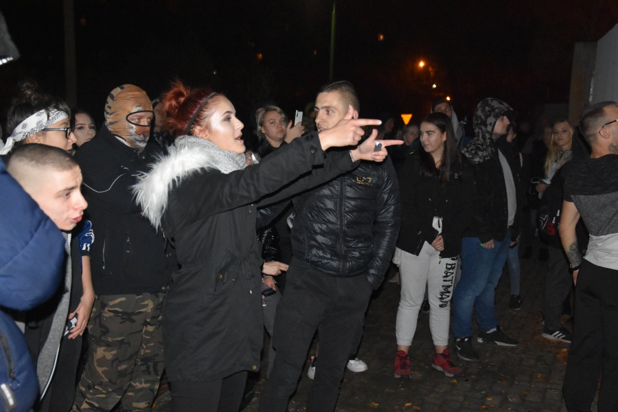 Niespokojnie przed konińską komendą. Policja podjęła zdecydowaną interwencję (AKTUALIZACJA)