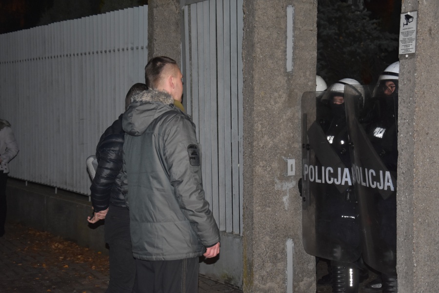 Niespokojnie przed konińską komendą. Policja podjęła zdecydowaną interwencję (AKTUALIZACJA)