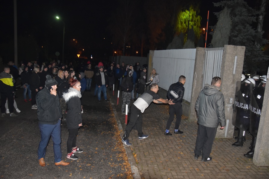 Niespokojnie przed konińską komendą. Policja podjęła zdecydowaną interwencję (AKTUALIZACJA)