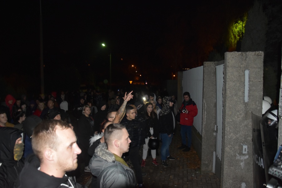 Niespokojnie przed konińską komendą. Policja podjęła zdecydowaną interwencję (AKTUALIZACJA)