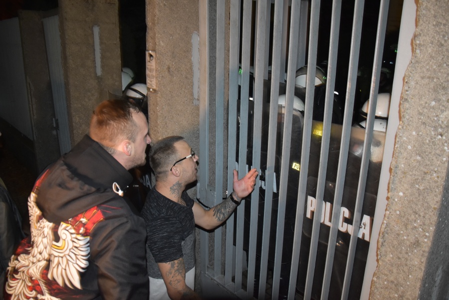 Niespokojnie przed konińską komendą. Policja podjęła zdecydowaną interwencję (AKTUALIZACJA)