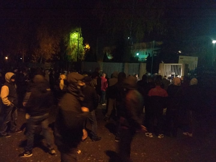Niespokojnie przed konińską komendą. Policja podjęła zdecydowaną interwencję (AKTUALIZACJA)