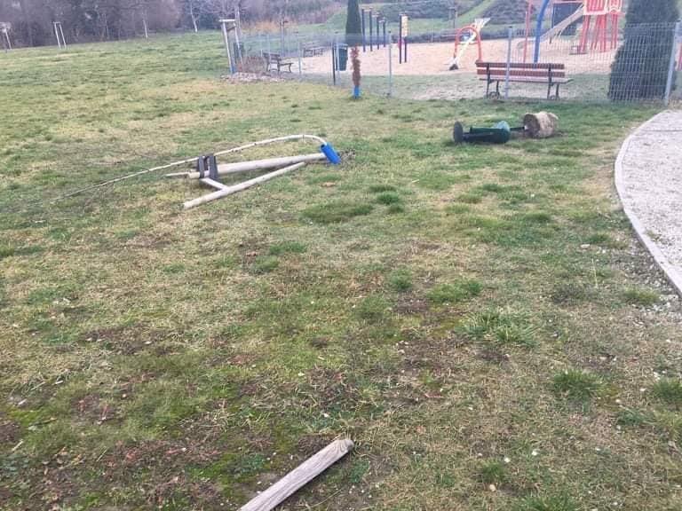 Wandale przeszli przez park – zniszczyli kosze, lampy, kwietniki, ławki. Policja sprawdza monitoring