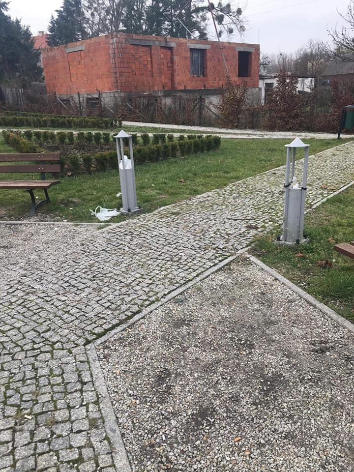 Wandale przeszli przez park – zniszczyli kosze, lampy, kwietniki, ławki. Policja sprawdza monitoring