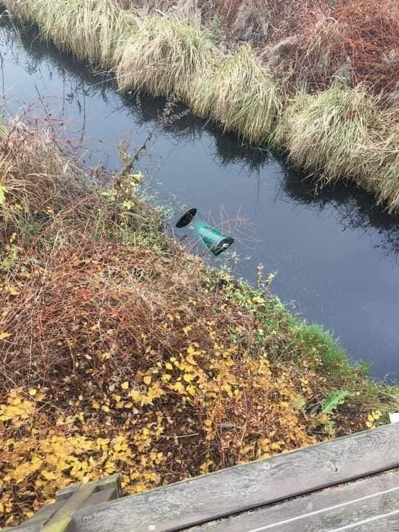Wandale przeszli przez park – zniszczyli kosze, lampy, kwietniki, ławki. Policja sprawdza monitoring