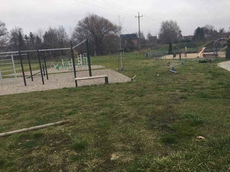 Wandale przeszli przez park – zniszczyli kosze, lampy, kwietniki, ławki. Policja sprawdza monitoring
