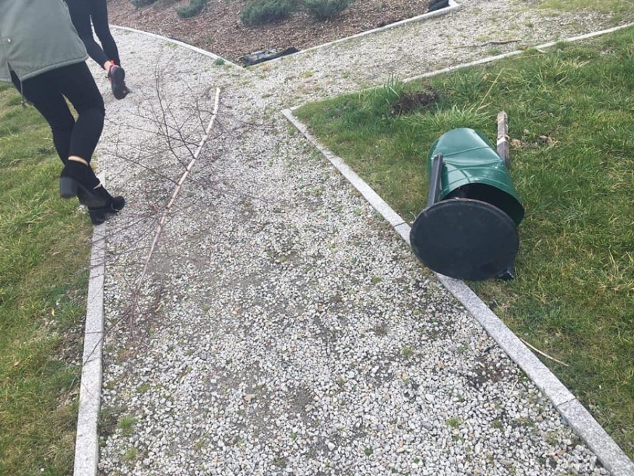 Wandale przeszli przez park – zniszczyli kosze, lampy, kwietniki, ławki. Policja sprawdza monitoring
