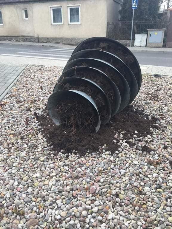 Wandale przeszli przez park – zniszczyli kosze, lampy, kwietniki, ławki. Policja sprawdza monitoring