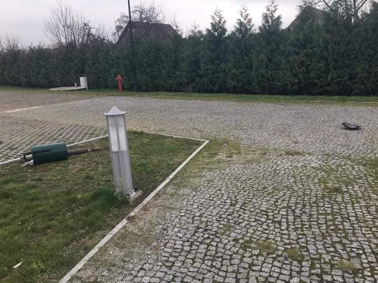 Wandale przeszli przez park – zniszczyli kosze, lampy, kwietniki, ławki. Policja sprawdza monitoring
