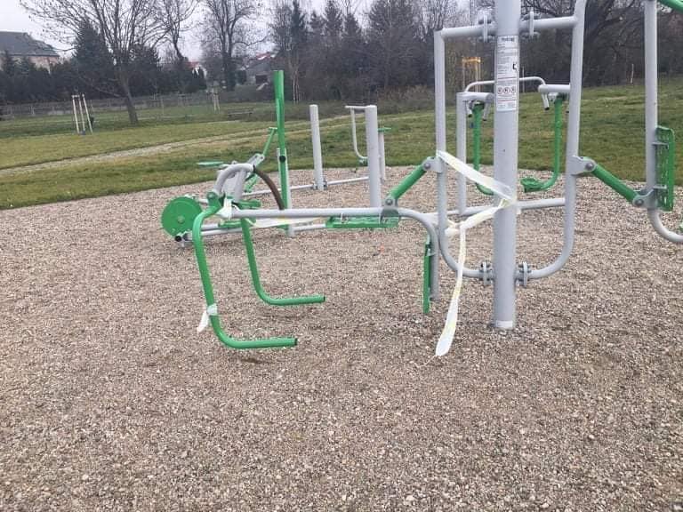 Wandale przeszli przez park – zniszczyli kosze, lampy, kwietniki, ławki. Policja sprawdza monitoring