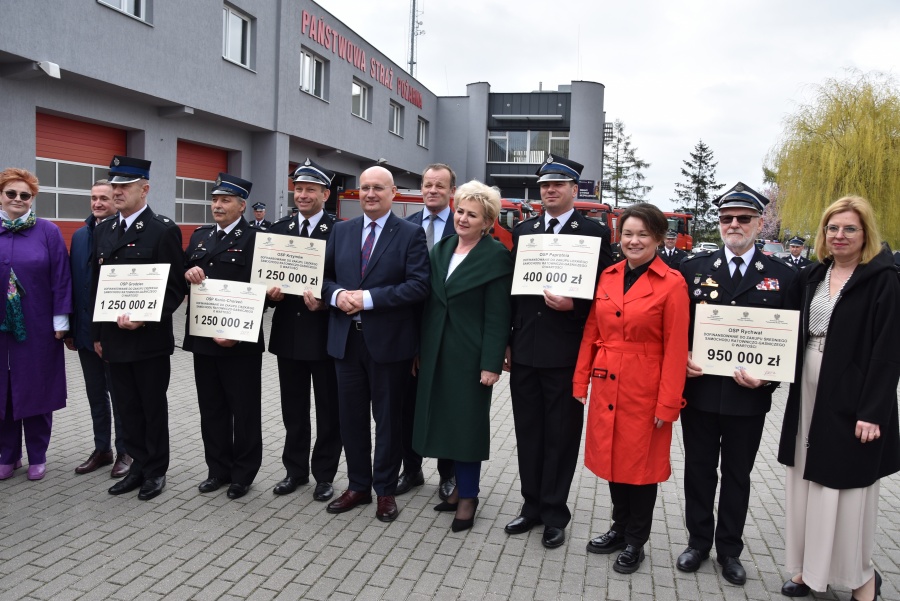 „Bez OSP system bezpieczeństwa nie byłby tak sprawny”. 21 jednostek dostało promesy na zakup wozów