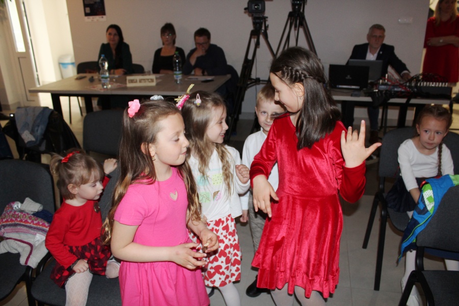 Śpiewają i malują w Centrum Kultury