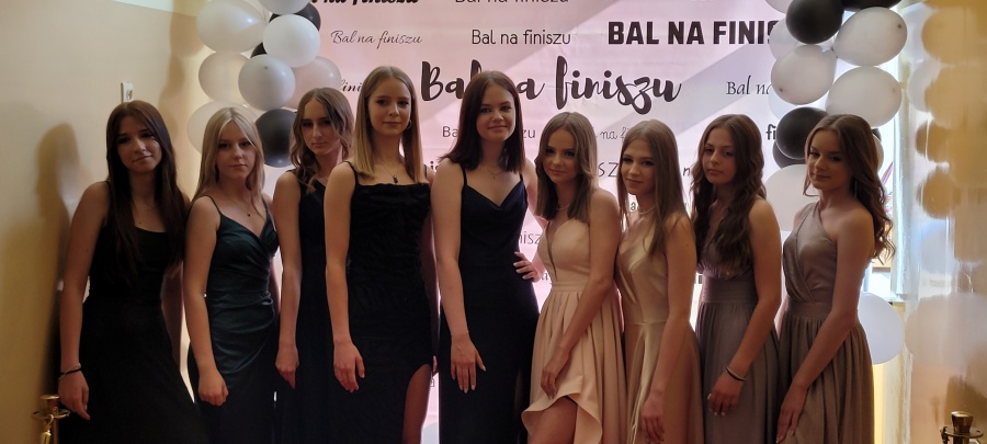  „Bal na finiszu” dla ósmoklasistów. Zatańczyli nie tylko poloneza