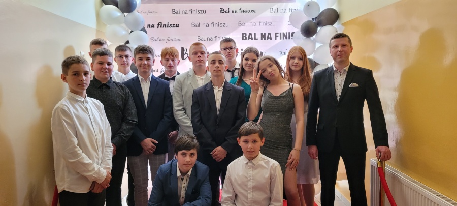  „Bal na finiszu” dla ósmoklasistów. Zatańczyli nie tylko poloneza