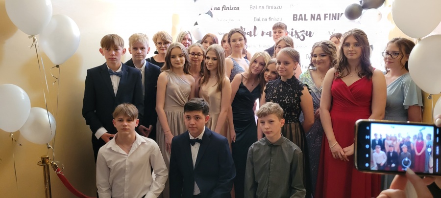  „Bal na finiszu” dla ósmoklasistów. Zatańczyli nie tylko poloneza
