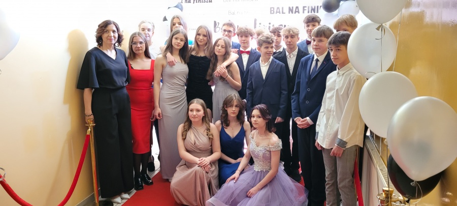  „Bal na finiszu” dla ósmoklasistów. Zatańczyli nie tylko poloneza