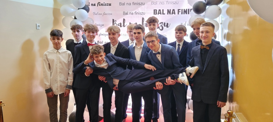  „Bal na finiszu” dla ósmoklasistów. Zatańczyli nie tylko poloneza