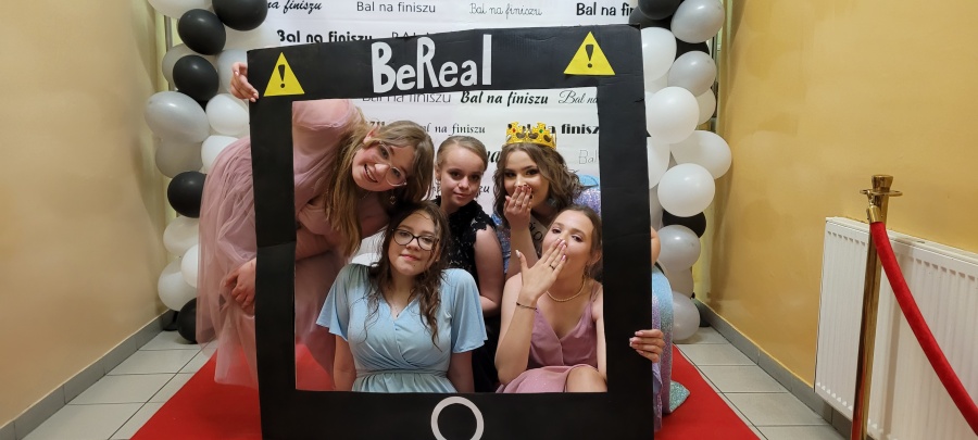  „Bal na finiszu” dla ósmoklasistów. Zatańczyli nie tylko poloneza