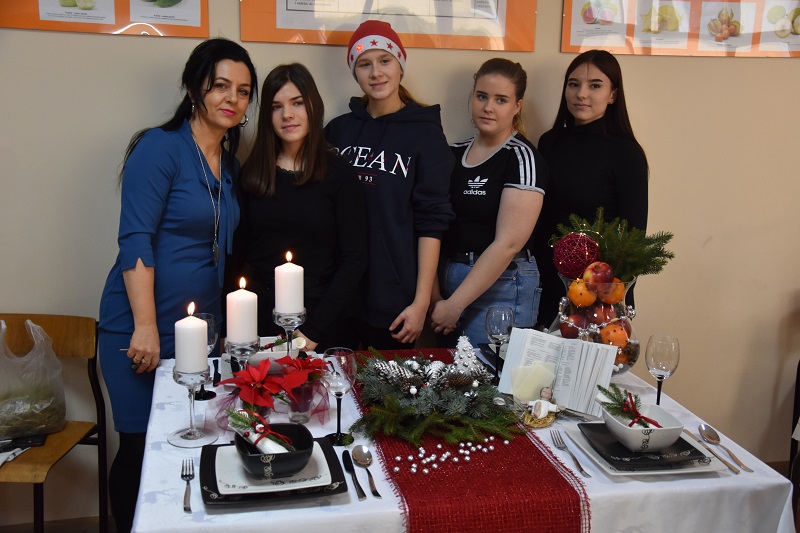 Pachnące pierniki i bożonarodzeniowe stoły. Uczniowie szykują się do świąt