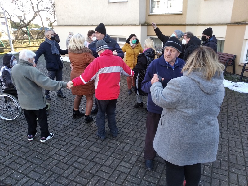 Niezwykły koncert pod oknami DPS-u. Były tańce i mnóstwo radości