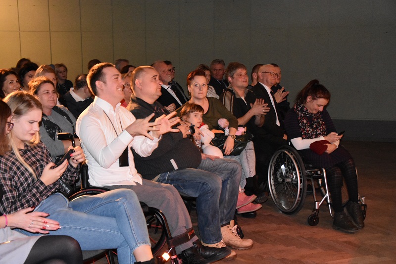 Świąteczne spotkanie z Fundacją „Otwarcie”. Spektakl, opłatek i życzenia