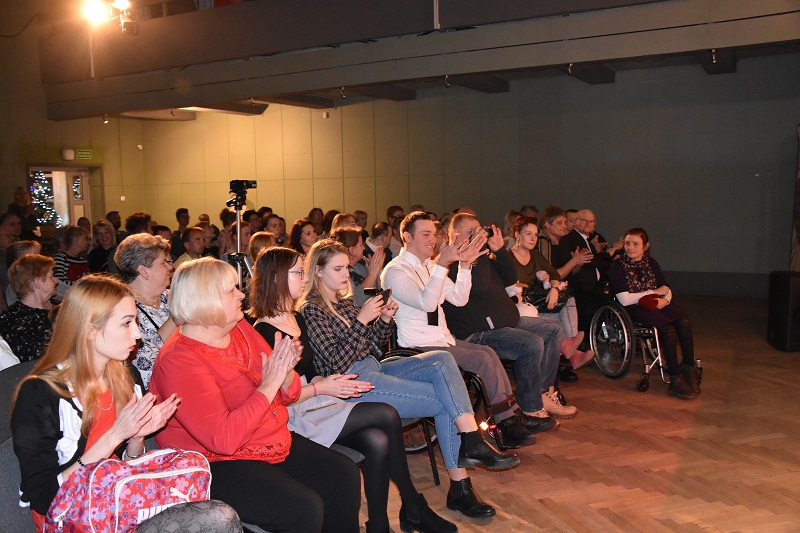 Świąteczne spotkanie z Fundacją „Otwarcie”. Spektakl, opłatek i życzenia