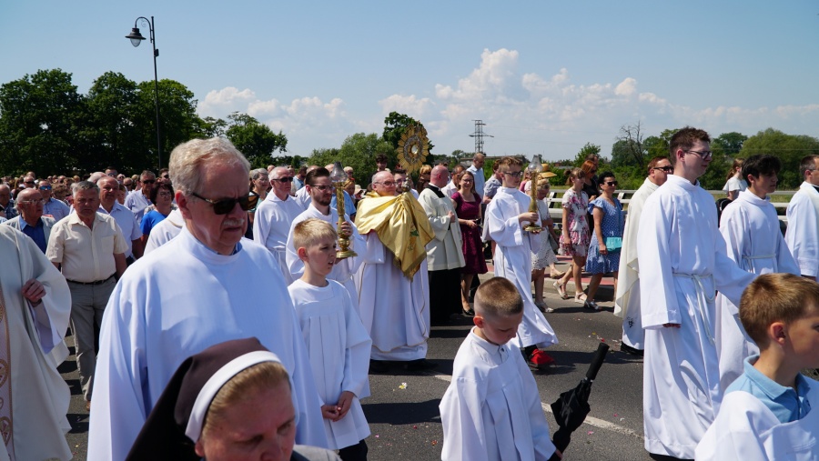 Boże Ciało w Kole. Wierni przeszli w procesji eucharystycznej