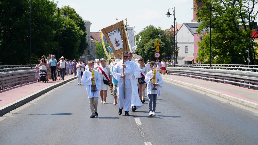 Boże Ciało w Kole. Wierni przeszli w procesji eucharystycznej