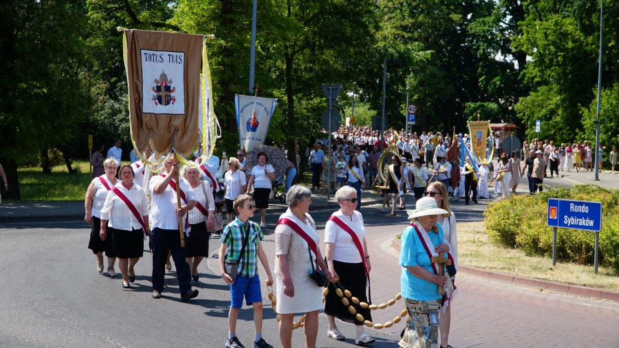 Boże Ciało w Kole. Wierni przeszli w procesji eucharystycznej