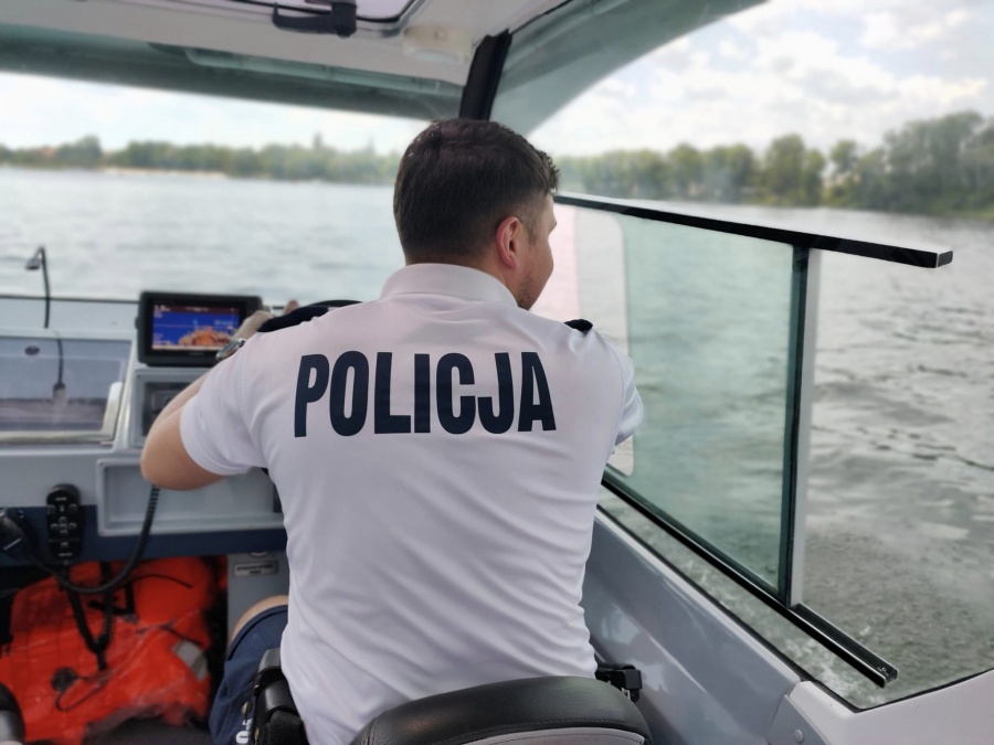 Nie odpoczywają, tylko pilnują. Policjanci też nad wodą