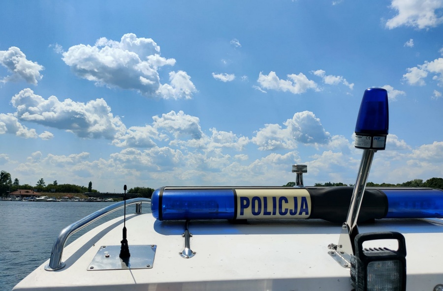 Nie odpoczywają, tylko pilnują. Policjanci też nad wodą