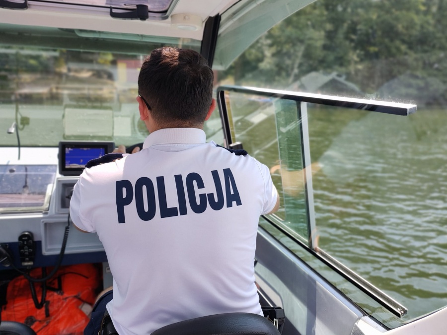 Nie odpoczywają, tylko pilnują. Policjanci też nad wodą