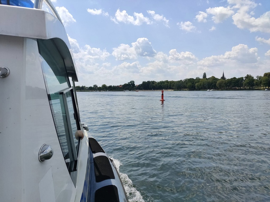 Nie odpoczywają, tylko pilnują. Policjanci też nad wodą