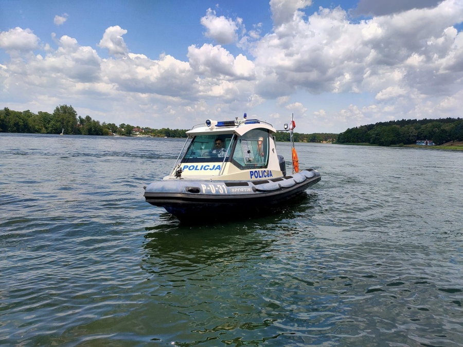Nie odpoczywają, tylko pilnują. Policjanci też nad wodą