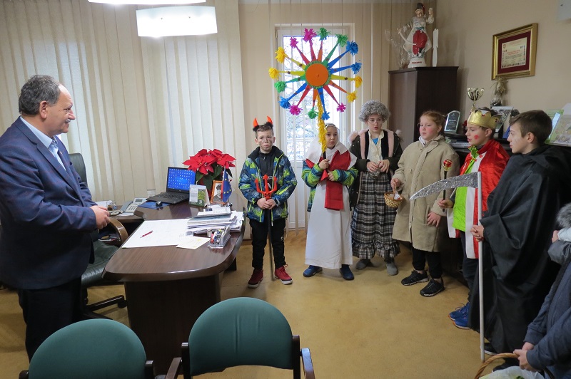 Uczniowie stali się kolędnikami. Kultywują świąteczne tradycje