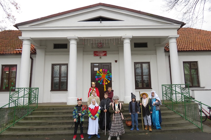 Uczniowie stali się kolędnikami. Kultywują świąteczne tradycje