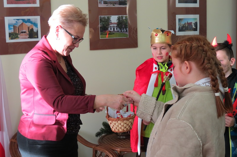 Uczniowie stali się kolędnikami. Kultywują świąteczne tradycje