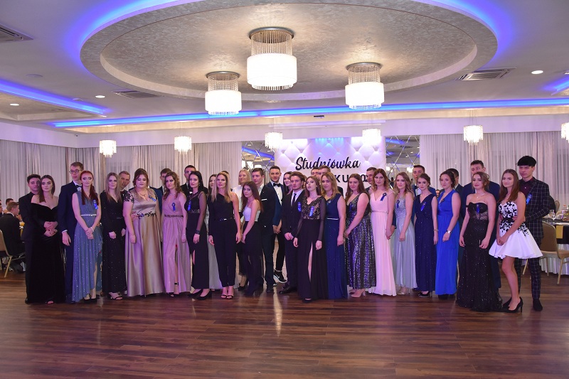 Około 200 osób z ZS CKU bawi się na studniówce. To ich najważniejszy bal w życiu