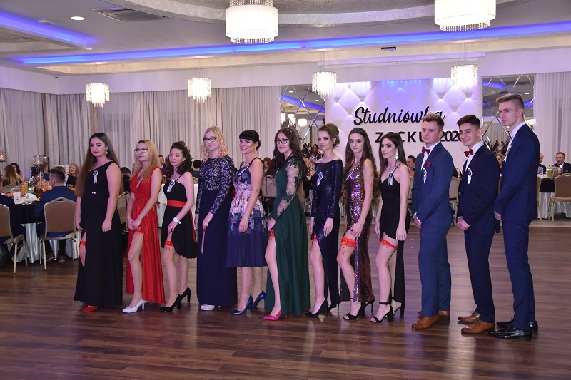 Około 200 osób z ZS CKU bawi się na studniówce. To ich najważniejszy bal w życiu