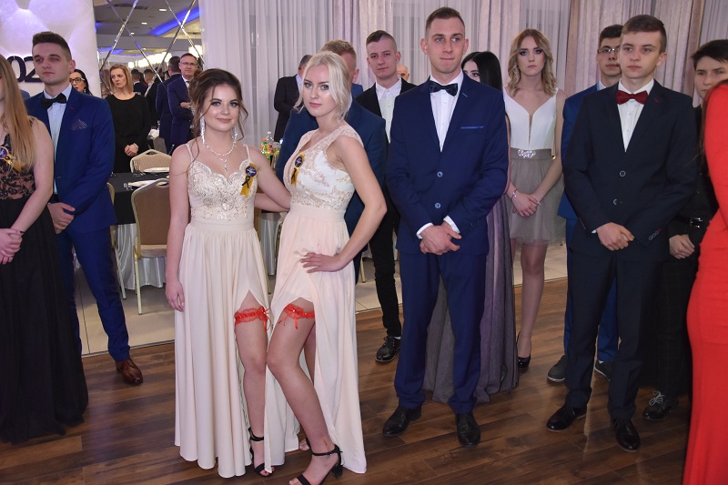 Około 200 osób z ZS CKU bawi się na studniówce. To ich najważniejszy bal w życiu