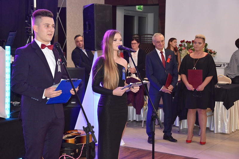 Około 200 osób z ZS CKU bawi się na studniówce. To ich najważniejszy bal w życiu