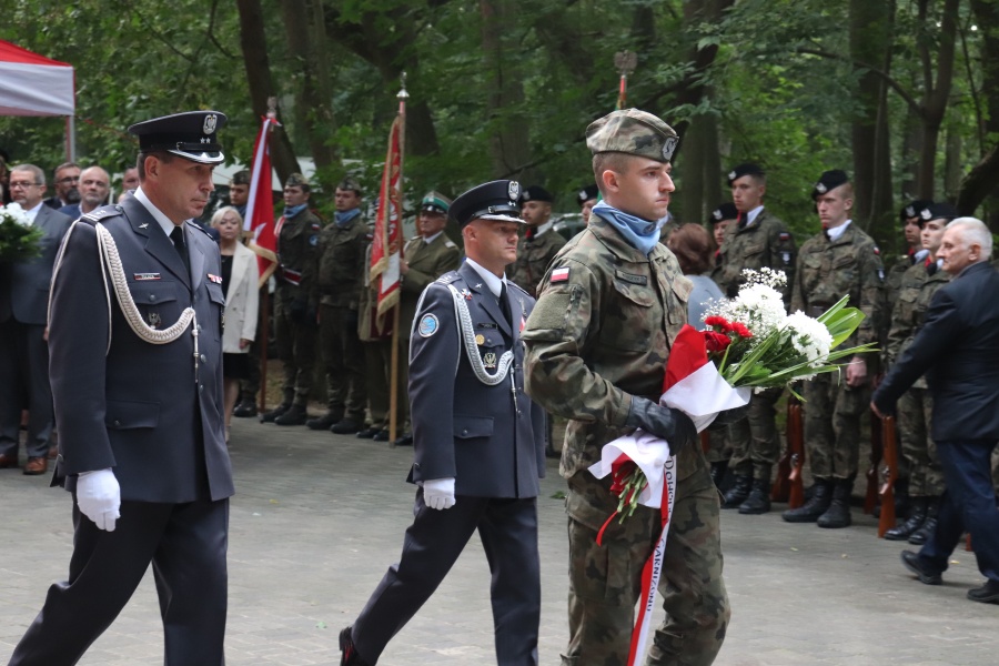 „Z wielką czcią pochylamy dziś głowy przed wszystkimi, którzy stanęli do walki w godzinach próby”