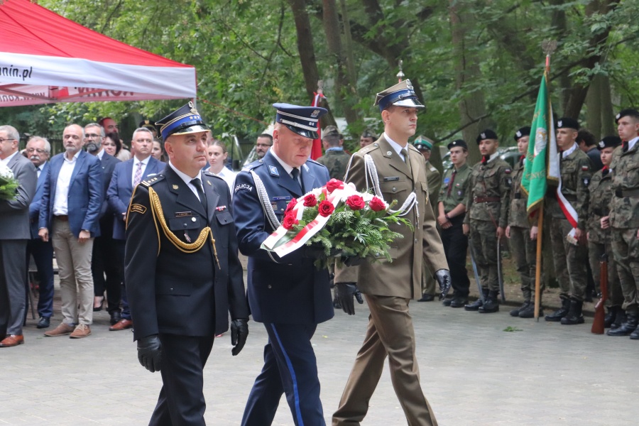 „Z wielką czcią pochylamy dziś głowy przed wszystkimi, którzy stanęli do walki w godzinach próby”