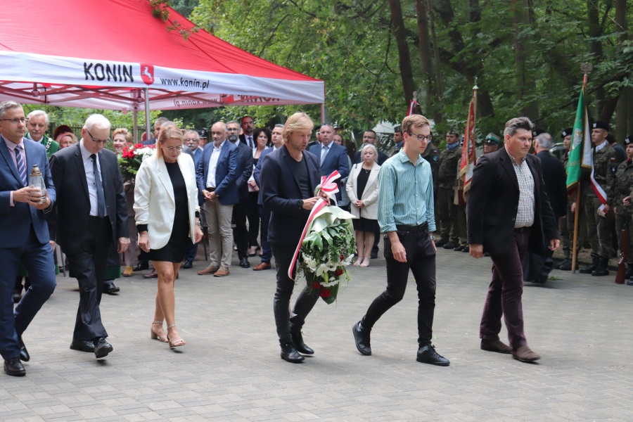 „Z wielką czcią pochylamy dziś głowy przed wszystkimi, którzy stanęli do walki w godzinach próby”