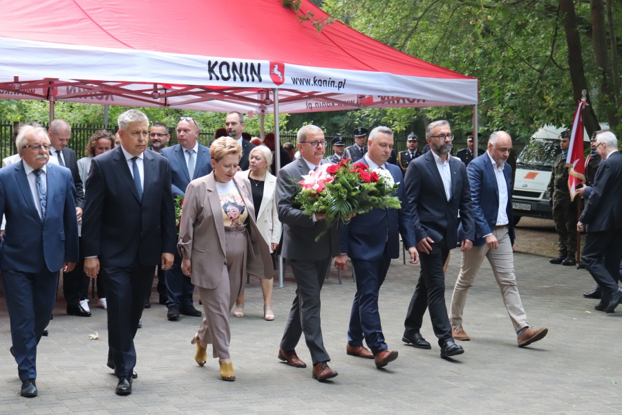 „Z wielką czcią pochylamy dziś głowy przed wszystkimi, którzy stanęli do walki w godzinach próby”