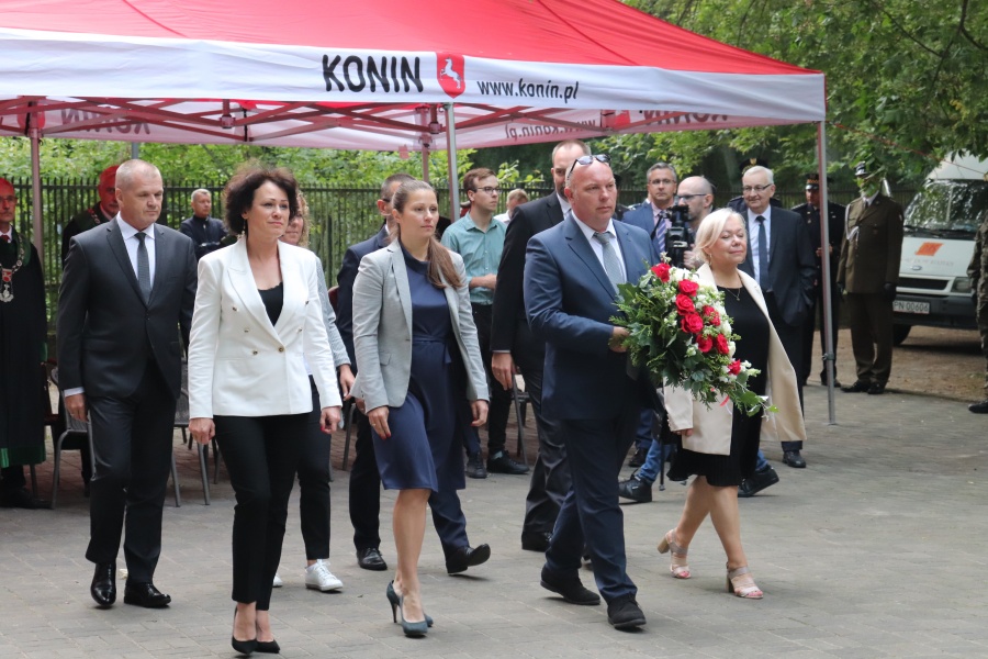 „Z wielką czcią pochylamy dziś głowy przed wszystkimi, którzy stanęli do walki w godzinach próby”
