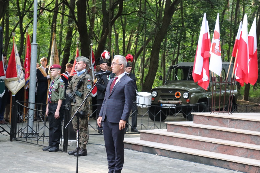 „Z wielką czcią pochylamy dziś głowy przed wszystkimi, którzy stanęli do walki w godzinach próby”