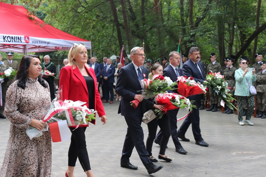 „Z wielką czcią pochylamy dziś głowy przed wszystkimi, którzy stanęli do walki w godzinach próby”